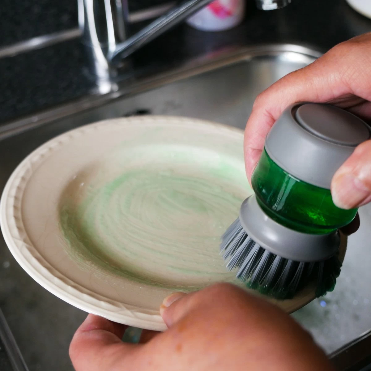 In Round Afwasborstel Met Zeepdispenser / Zeepreservoir – Inclusief Houder – Grijs – Afwas Borstel – Zeep Handborstel – Doseerpomp – Afwasmiddel Dispenser – Navulbaar - Afbeelding 5