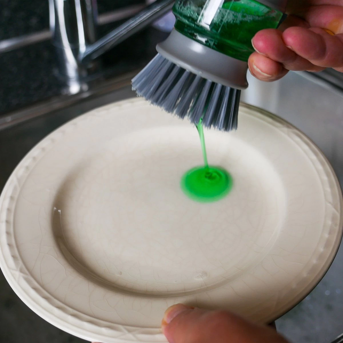 In Round Afwasborstel Met Zeepdispenser / Zeepreservoir – Inclusief Houder – Grijs – Afwas Borstel – Zeep Handborstel – Doseerpomp – Afwasmiddel Dispenser – Navulbaar - Afbeelding 7