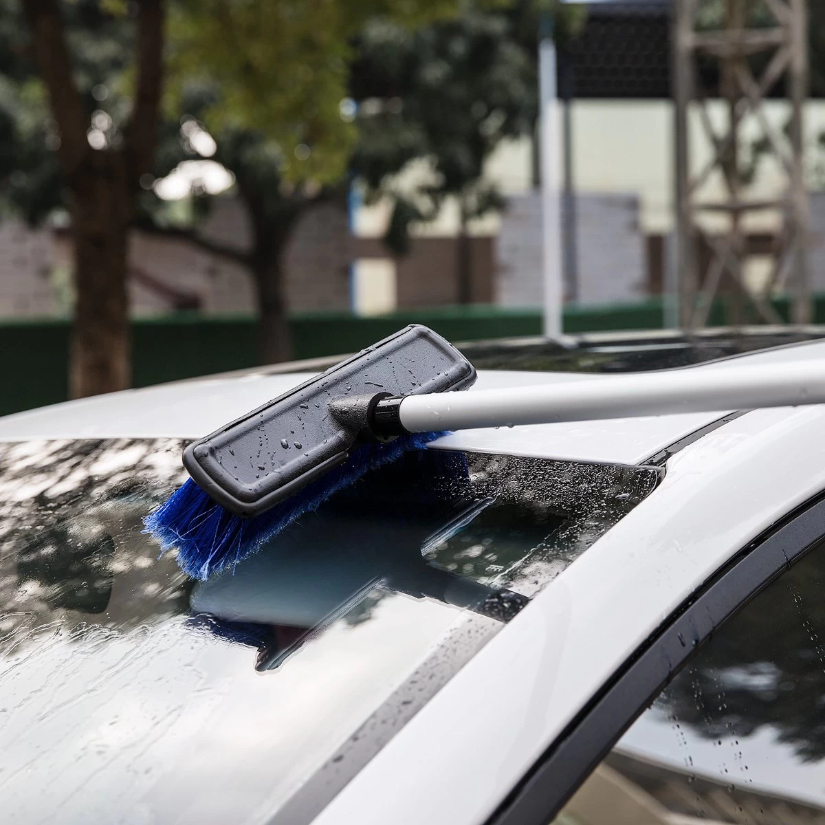 Navaris Telescopische Autowasborstel - Watergevoerde Wasborstel Voor Auto's En Ramen Met Uitschuifbare Lange Handgreep En Zachte Haren - Blauw - Afbeelding 4